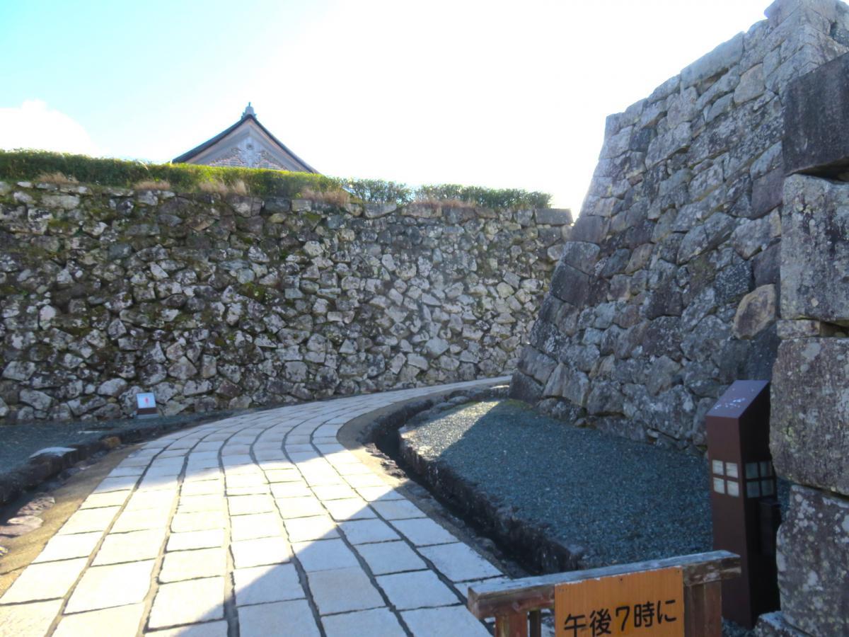 03 - Castle Grounds (1)