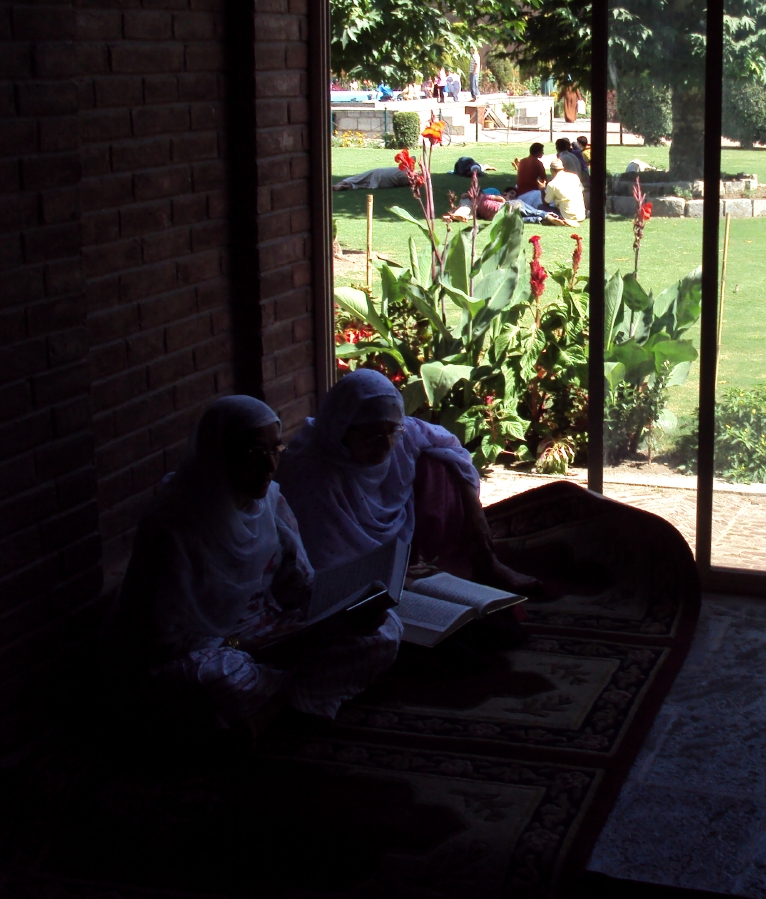 A65 MuslimWomenWorshippers-Srinagar